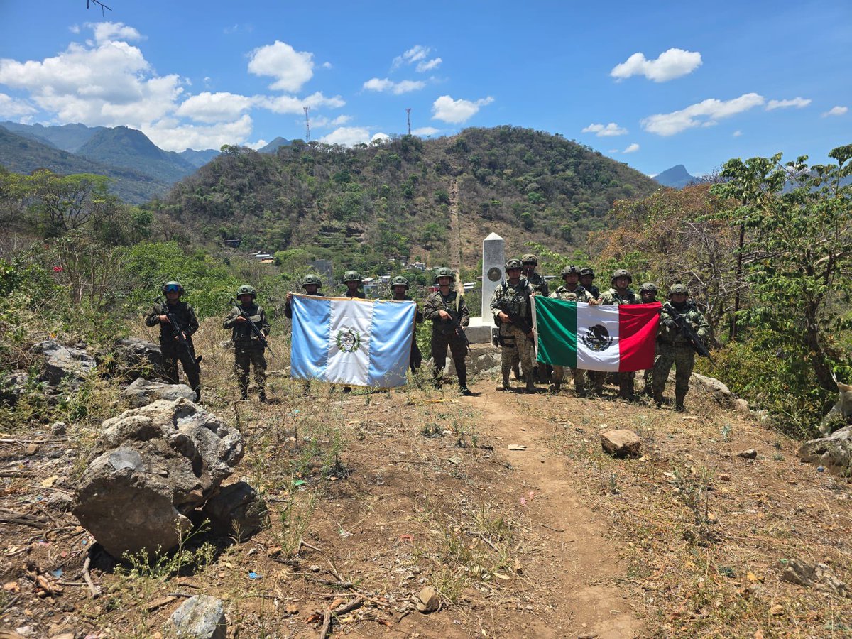 EJTO_FAM_GN's tweet image. PATRULLAJE EN LA FRONTERA GUATEMALA-MÉXICO...
Ejército de Guatemala a través de la Quinta Brigada de Infantería, realiza patrullaje de coincidencia en la línea divisoria entre #Guatemala y #México, con la finalidad de mantener un ambiente de paz y seguridad para la población.