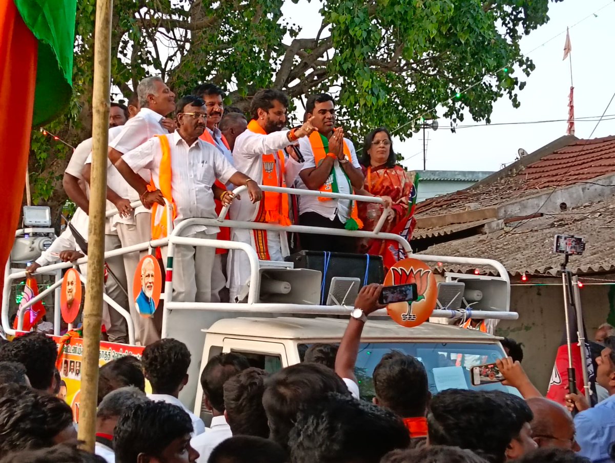 DrNageshKumar's tweet photo. தளி சட்டமன்றத் தொகுதி பென்னாங்கூர் பகுதியில் வெற்றி வேட்பாளர் டாக்டர் திரு @DrNageshKumar ஆகிய என்னை ஆதரித்து பிரச்சாரம் மேற்கொண்டார் கர்நாடக மாநில முன்னாள் அமைச்சர் திரு @CTRavi_BJP ஜி அவர்களுக்கு மிக்க நன்றி..!

உங்களின் எழுச்சியூட்டிய உரை புதிய உத்வேகம் கொடுத்துள்ளது, தளி தொகுதியில் தாமரை மலர்வது உறுதி..!
தமிழகத்தில் NDA கூட்டணி ஆட்சி அமைவது நிச்சயம்..!

மாண்புமிகு பாரதப் பிரதமர் @narendramodi ஜி அவர்கள் தமிழகத்திற்காக கொண்டு வந்திருக்கும் பல்வேறு மக்கள் நலத் திட்டங்களை பட்டியலிட்டு அதன் மூலம் தமிழக மக்களின் வாழ்க்கைத் தரம் உயர்ந்து வருவதை சுட்டிக் காட்டியது மட்டுமின்றி, தாமரைக்கு வாக்களிப்பதன் மூலம் தளி தொகுதி மக்கள் அடையும் வளர்ச்சி குறித்து பேசியது சிறப்பாக அமைந்தது.

தாமரையின் மலர்ச்சி!
தளியின் வளர்ச்சி!🪷🙏

#Nageshkumar4Thalli #NDA4Thalli #NDA4TN #Vote4Nagesh  #Nagesh4Thalli #Thally  #ValarchiWithBJP #TNBJP #VoteForLotus #NDAalliance #Thalli #VictoryForDevelopment #Krishnagiri #Teamwork #CTRavi
@BJP4TamilNadu