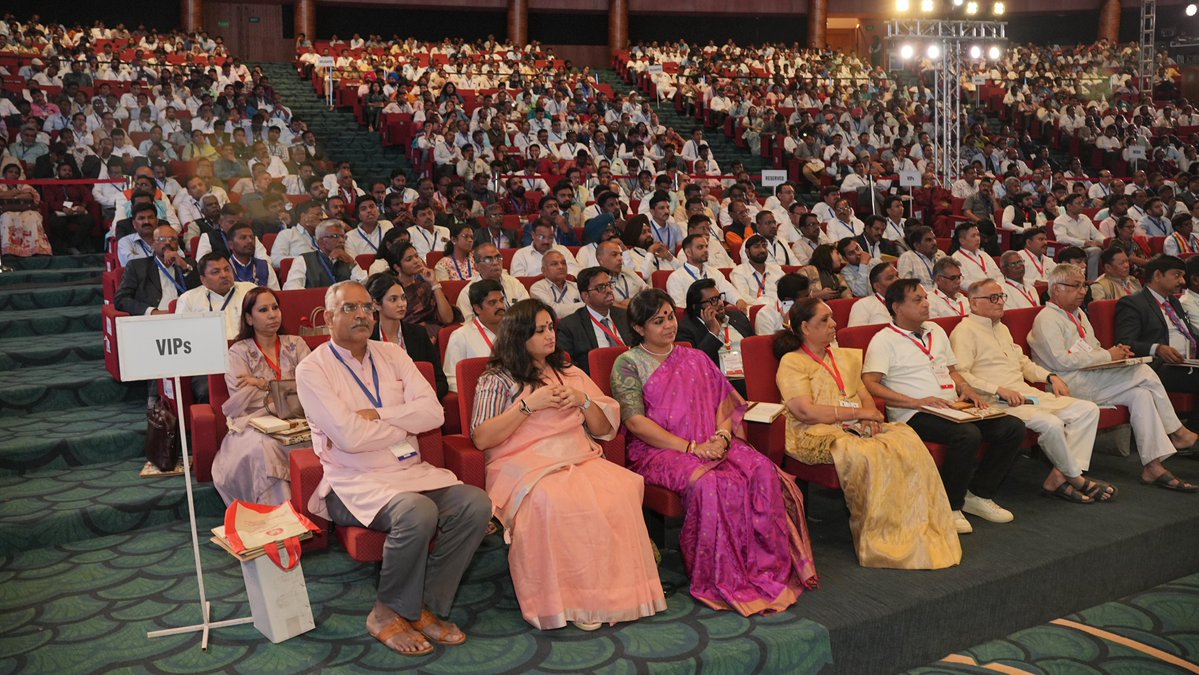 NCSC_GoI's tweet image. राष्ट्रीय अनुसूचित जाति आयोग द्वारा आयोजित डॉ. बी. आर. आंबेडकर जी की 136वीं जयंती के कार्यक्रम में आयोग के माननीय अध्यक्ष श्री किशोर मकवाना जी ने  शिक्षा को सामाजिक परिवर्तन का सबसे प्रभावी माध्यम बताते हुए सभी वर्गों तक गुणवत्तापूर्ण शिक्षा पहुंचाने का आह्वान किया।
#socialchange