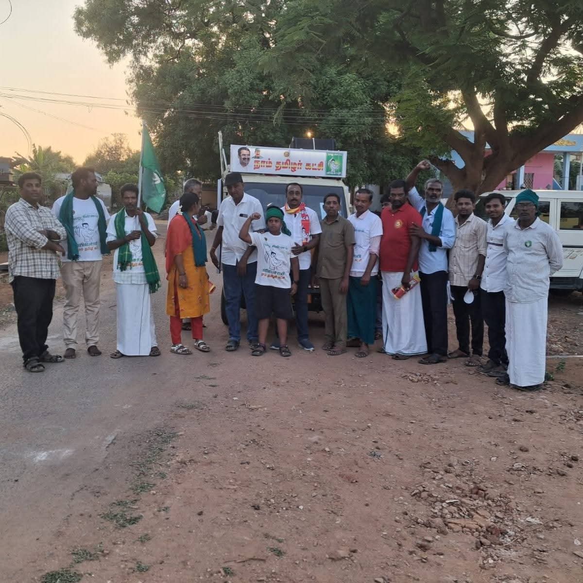 NTK_Modakurichi's tweet photo. #மொடக்குறிச்சி தொகுதி வேட்பாளர் மோ.அருண்குமார் அவர்களை ஆதரித்து இச்சிப்பாளையம், வள்ளிபுரம், அஞ்சூர் ஆகிய ஊராட்சிகளுக்கு உட்பட்ட பகுதிகளில் 13/04/26(திங்கட்கிழமை) அன்று வேட்பாளருடன் இணைந்து வாகன பரப்புரை மேற்கொள்ளப்பட்டது. 

வாக்களிப்போம்..! விவசாயி சின்னத்திற்கு..!

#நாம்தமிழர் https://t.co/HYHjTSEkHv