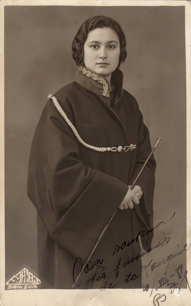 Türkiye Cumhuriyetinin ilk kadın Hâkimi Suat Berk’in 1931 yılında çekilmiş bir fotoğrafı.