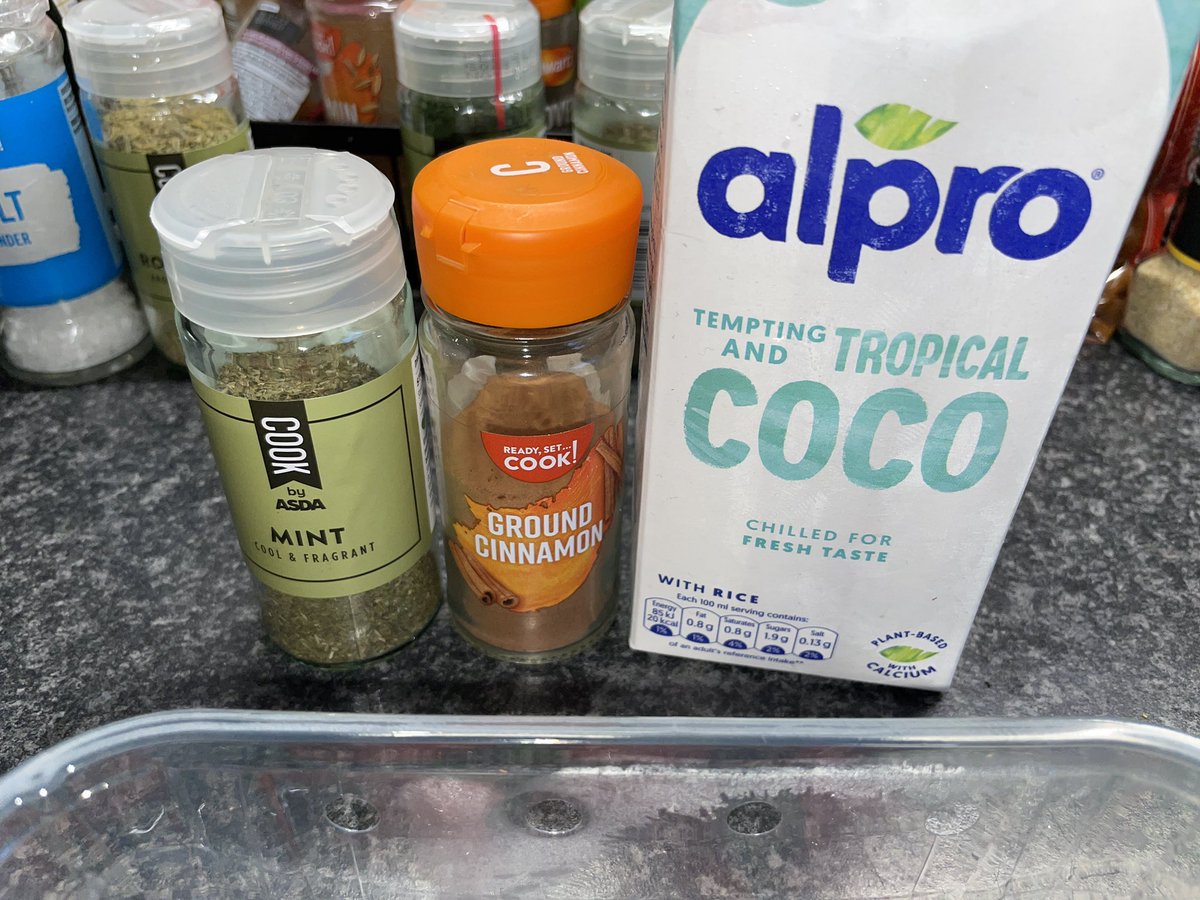 pountleyIa's tweet image. Lovely fresh fruit smoothie made. Strawberries, raspberries, mango, blueberries, cinnamon and mint. With a lovely coconut milk to go in this. So fresh and so clean. #fruit #love #fresh #coconut #blend