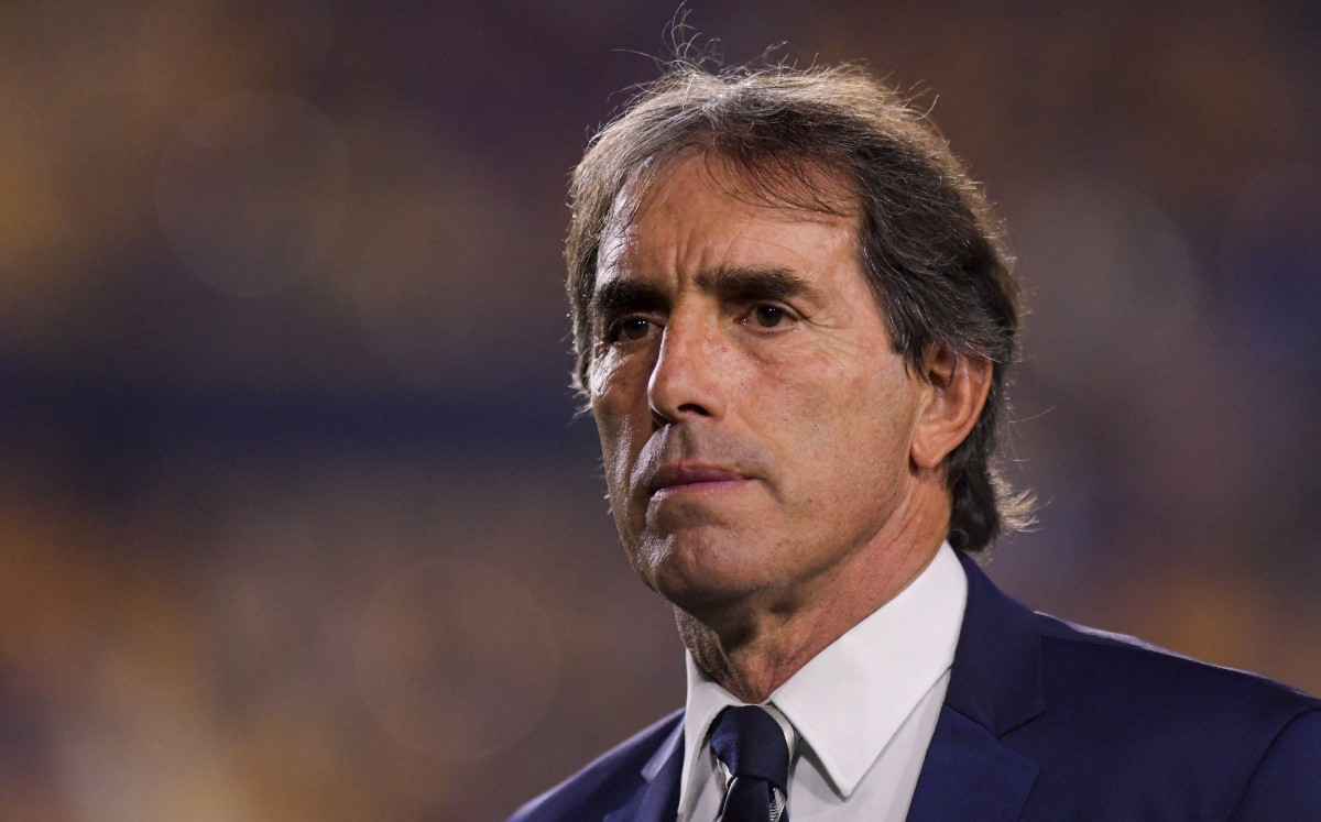 Ya estuvo de culpar a Santiago Baños...

Este cabron con ingenio, fuerzas básicas, táctica fija y estrategia nos echó de la Concacaf, y por poco nos cuesta una semifinal (cuando teníamos el equipazo al que le lloran).

¿Me vas a decir que el "ajedrecista" no sabe hacer lo mismo?