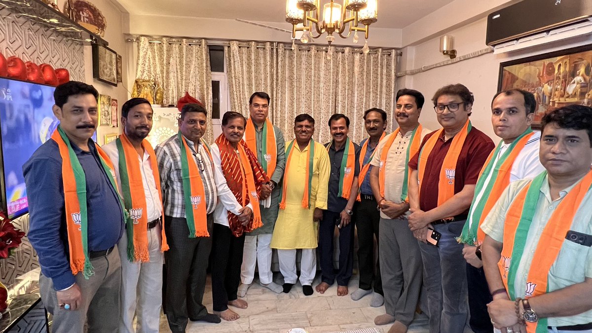 आज पूर्वांचल मोर्चा के प्रदेश मंत्री श्री एस. सी. महतो जी के आवास पर स्वजनों के साथ स्नेहिल एवं आत्मीय भेंट का अवसर प्राप्त हुआ।

इस अवसर पर पूर्वांचल मोर्चा नई दिल्ली के जिलाध्यक्ष श्री आर. एन. त्रिपाठी जी, जिला महामंत्री श्री सुजीत दुबे जी तथा श्रीमती नीलम महतो जी सहित अन्य