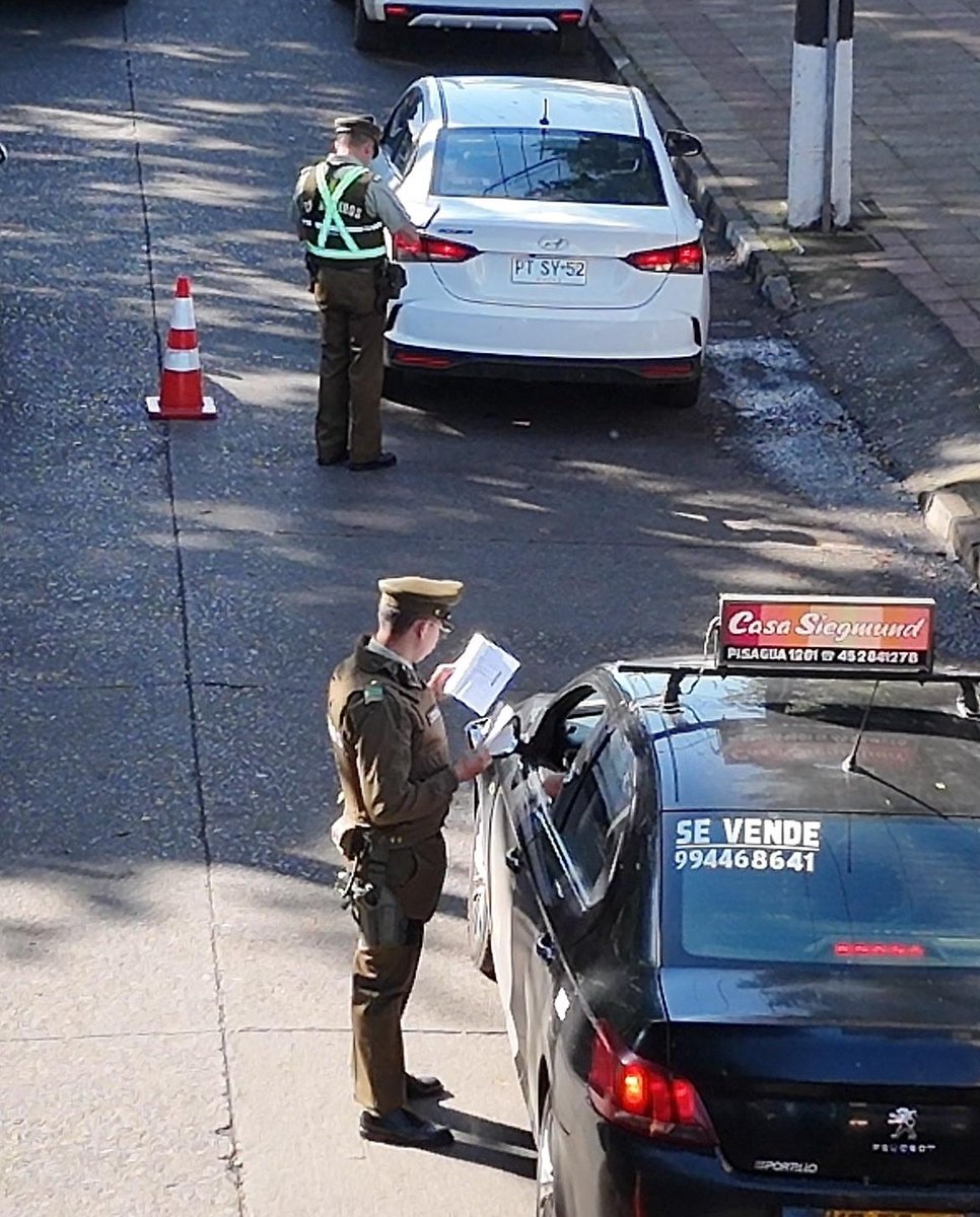 CarabAraucania's tweet image. #Victoria: Carabineros de la 4ª Comisaría desarrolla servicio focalizado con controles preventivos en el sector céntrico de la comuna. Con el objetivo de brindar mayor seguridad a vecinos y comerciantes, reforzando la presencia policial en zonas de mayor afluencia.
#OrfenyPatria