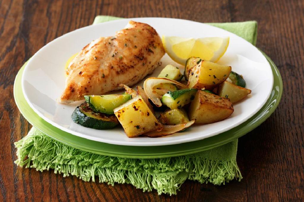 AmarHmood11637's tweet image. Swap processed snacks for this 5-min protein bowl! Grilled chicken + quinoa + roasted veggies + a drizzle of olive oil. Fuel your body, not cravings. #FatLossMeals #CleanEating