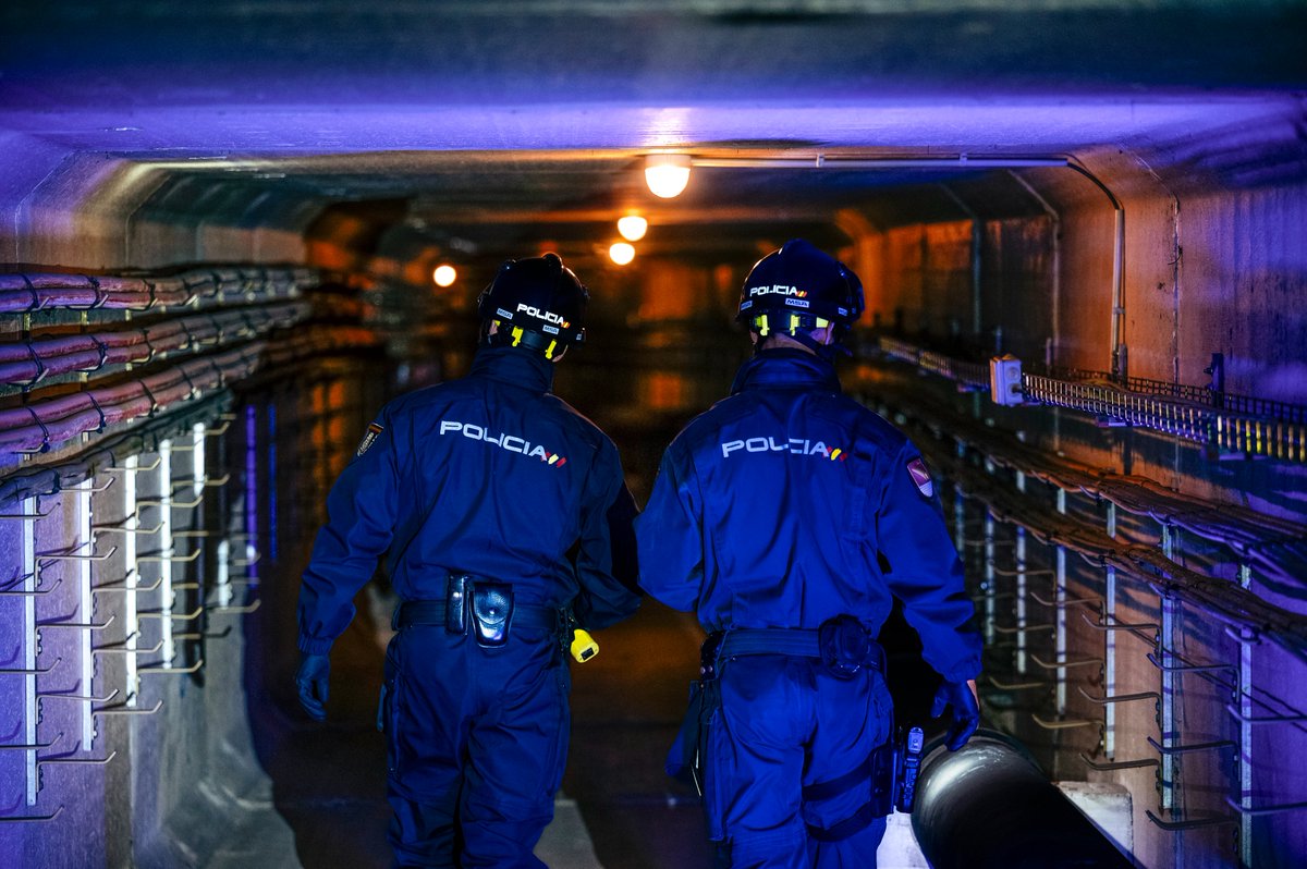 policia's tweet image. Allá donde reine la oscuridad🌃 habrá una luz #azul cerca que simbolice
   🚨#Presencia 👮‍♂️👮‍♀️
   🚨#Seguridad
   🚨#Compromiso

#BuenasNoches