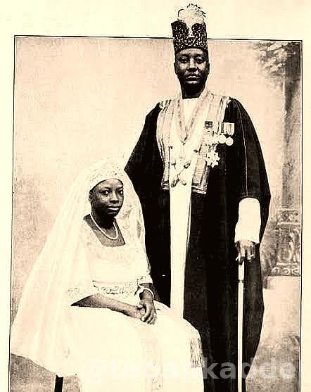 A rare portrait of Ssekabaka Daudi Chwa II, the 34th Kabaka of Buganda, alongside Nnabagereka Irene Drusilla Namaganda. They are the paternal grandparents of the current Kabaka, Muwenda Mutebi II. 👴🏿 👴🏿 👴🏿