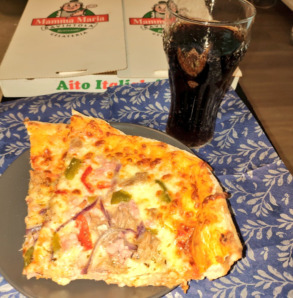 IamHula's tweet image. Segovian naiset Teemalta, lautasella fantasia-pizzaa missä tomaattikastikkeen ja  juuston lisäksi kinkkua, tonnikalaa, punasipulia, punaista paprikaa ja vihreitä oliiveja. 
Italialainen ravintola Mamma Maria #Pizza 😍😋