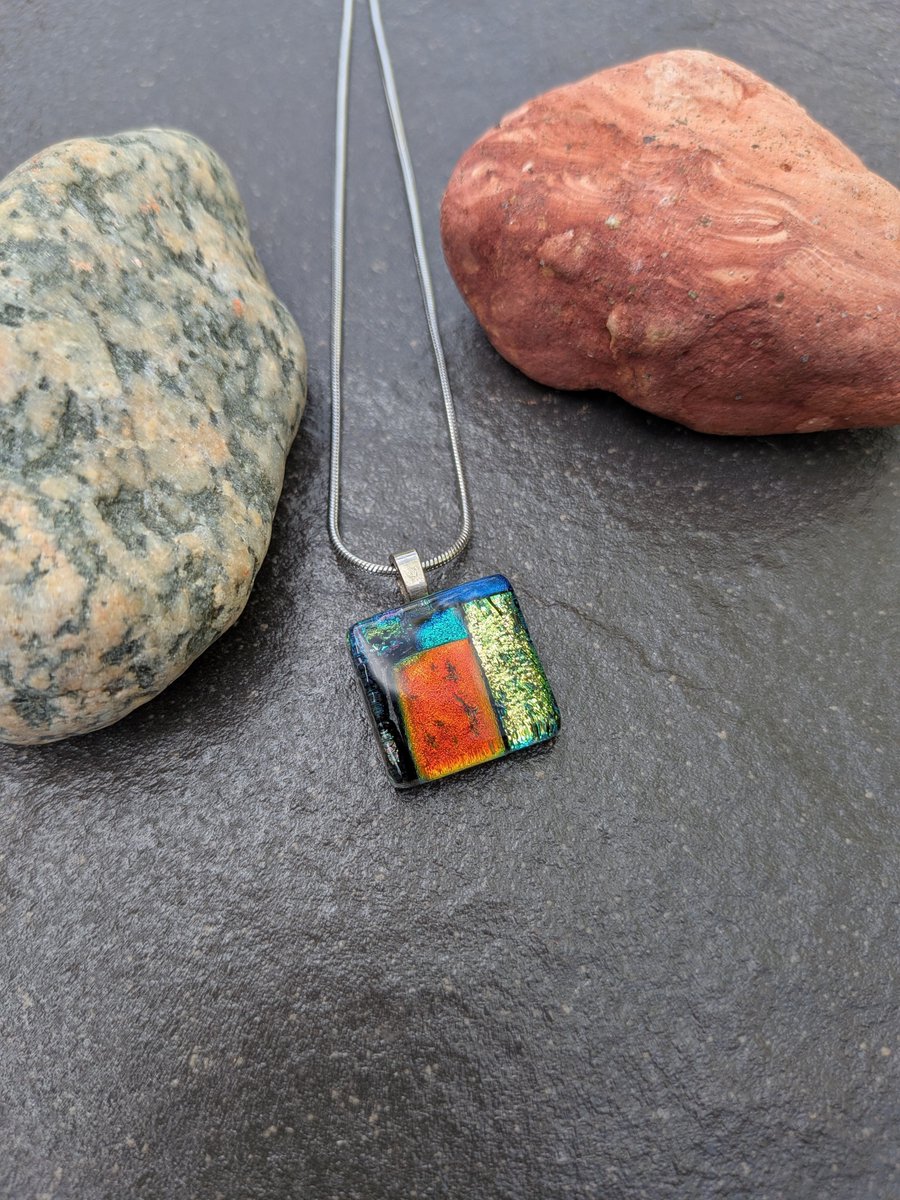 Samphireglass's tweet image. Beautiful handcrafted sparkling blue, red and green patchwork dichroic glass necklace. Lovely handcrafted gift ideas 💡 

#handcrafted #giftideas #shopindie

samphireglass.etsy.com/listing/448805…