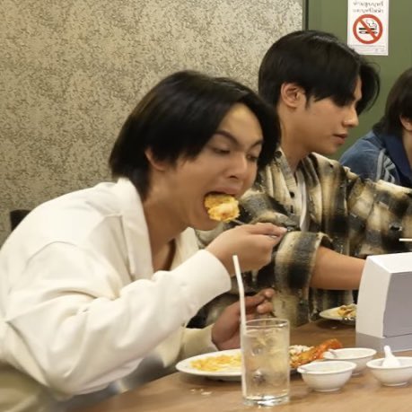 ถึงว่ากินข้าวทีหลายชาม ตักเข้าปากทีเดียวครึ่งถ้วย กุงงว่าเข้าไปได้ไง