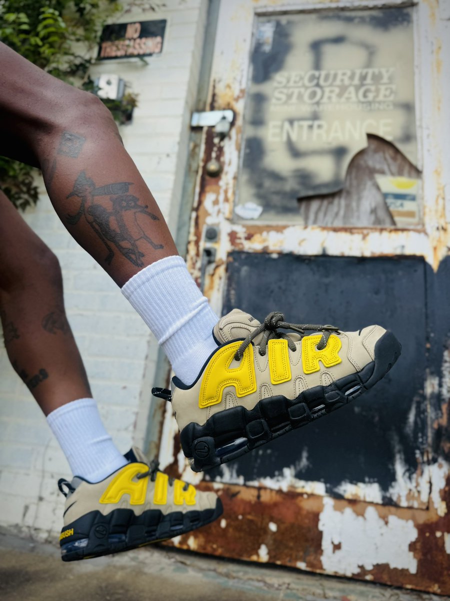 jerktherobot's tweet image. Great Shoe.
Great Colorway. 
And a tShirt about Nothing. 

#kotd
Ambush x Air More Uptempo Low
‘Limestone’ 
#wearyourkicks