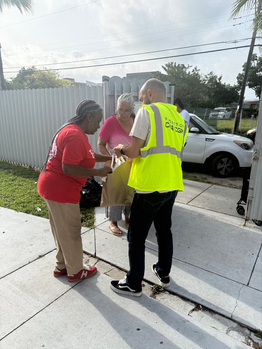 SalvationArmyUS's tweet image. This spring, support from the Fondation @cmacgm helped The Salvation Army serve communities nationwide, providing meals, food boxes, and moments of joy to neighbors in need. 

Support local food assistance at give.salvationarmyusa.org 

#fooddrive #foodassistance #communitysupport