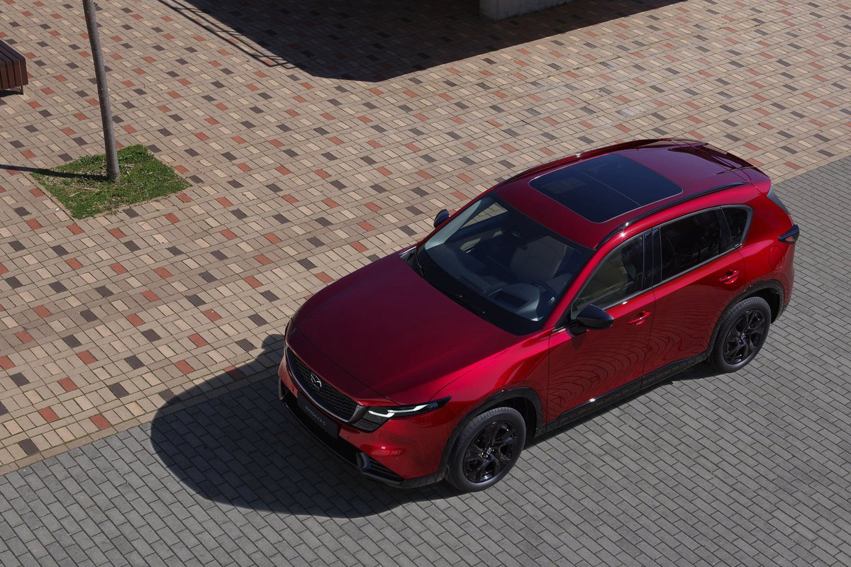 MundoAutosmx's tweet photo. La nueva Mazda CX-5 llega a México con interior más tecnológico y enfoque premium.

Motor 2.5L SKYACTIV-G de hasta 177 hp, pantallas hasta 15.6”, techo panorámico y cámara 360°.  

¿Mejora frente a la actual? https://t.co/W3GTBPQOGl