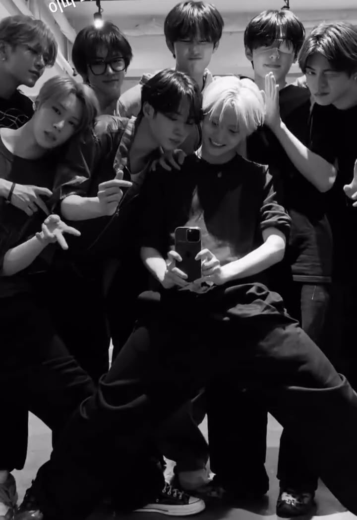 just saw this pic on tl and suddenly i feel like sobbing i miss my eight so much