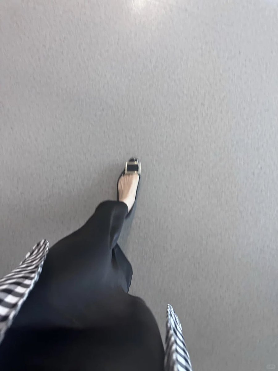 Zara_chen12's tweet image. Chic work vibes and a little bit of glam. ✨ #WorkStyle #FashionAtWork #OfficeVibes