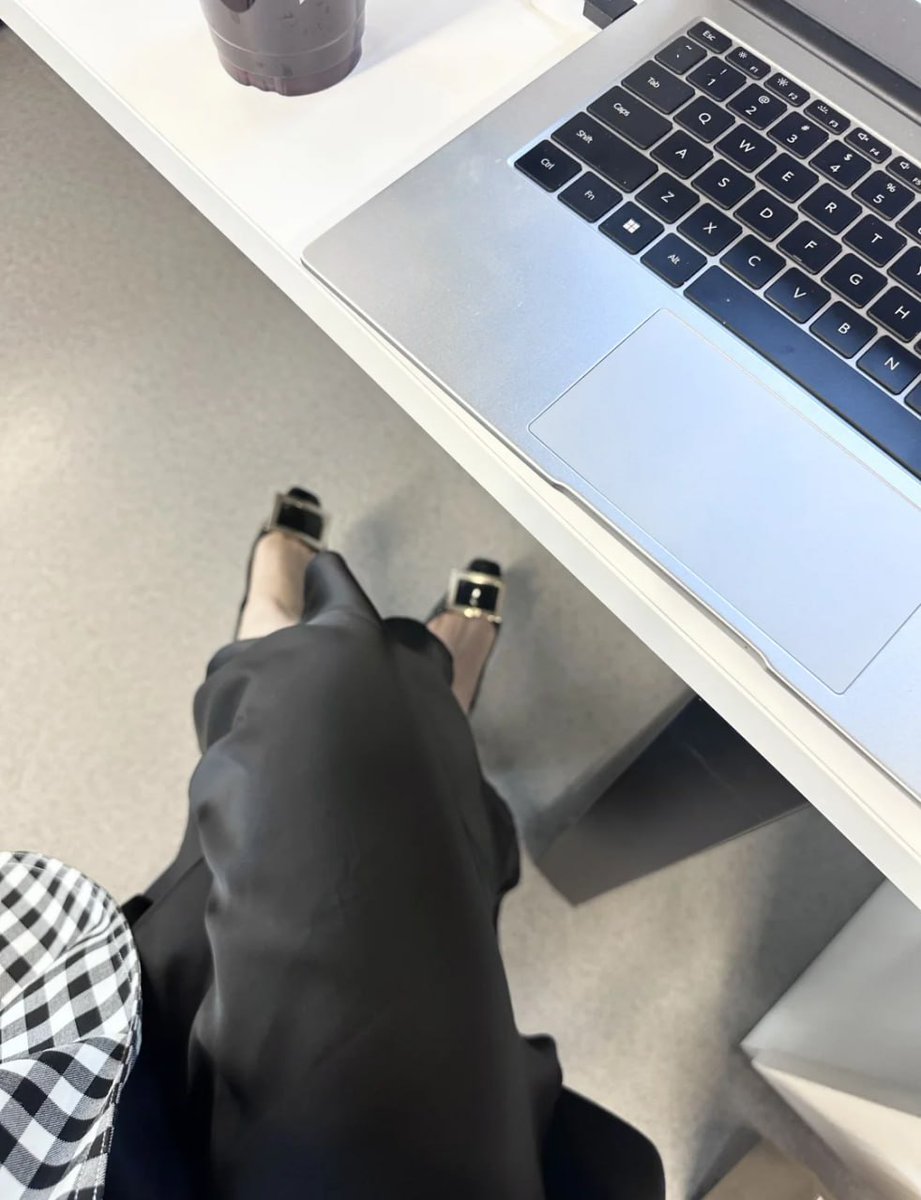 Zara_chen12's tweet image. Chic work vibes and a little bit of glam. ✨ #WorkStyle #FashionAtWork #OfficeVibes