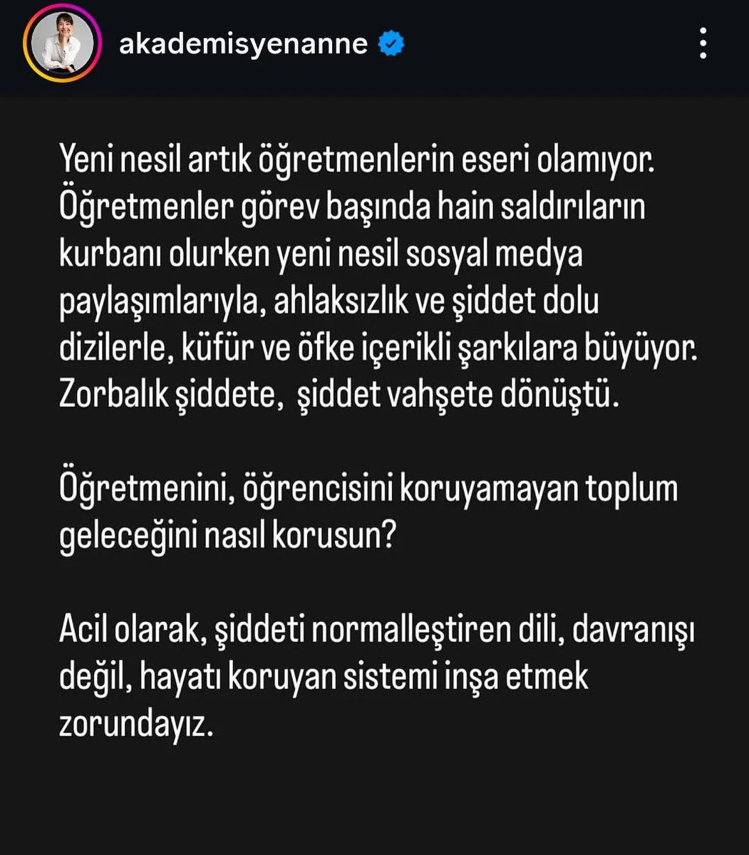 uraz_yy's tweet photo. Silahlı saldırıyı yapan çocuğun annesi eğitimci, babası polis başmüfettişiymiş. Bu tablo bile tek başına çok şey anlatıyor aslında. Artık “yeni nesil öğretmenlerin eseridir” demek de, her şeyi aileye bağlamak da gerçeği açıklamaya yetmiyor.
Çünkü ortada çok daha karmaşık bir mesele var. Çocuklar sadece okuldan ya da evden ibaret bir dünyada büyümüyor artık; sosyal medya, çevre, maruz kaldıkları içerikler ve yaşadıkları psikolojik yükler de en az aile ve eğitim kadar belirleyici.
Yine de şu soruyu sormadan geçemiyoruz: Hem eğitimli bir ailede hem de sistemin içinde büyüyen bir çocuk bu noktaya nasıl geliyor? Demek ki bir yerlerde sadece bireysel değil, toplumsal bir kopuş yaşıyoruz. Ve bu kopuşu görmezden gelmek, çözümü daha da uzaklaştırıyor.
Peki çözüm ne?
Tek bir yere suç atarak bu mesele çözülmüyor, o artık çok net. Ne sadece aile, ne sadece öğretmen, ne de sadece sistem… Hepsinin birlikte sorumluluk aldığı bir yaklaşım şart.

Öncelikle okullarda rehberlik sistemi gerçekten “aktif” hale gelmeli. Sorun ortaya çıktıktan sonra değil, daha oluşmadan fark edebilen bir yapı kurulmalı. Öğretmenler sadece akademik değil, davranışsal değişimleri de ciddiye almalı ve yalnız bırakılmamalı.

Aile tarafında ise “benim çocuğum yapmaz” körlüğünden çıkılması gerekiyor. Çocuğun dijital dünyası, arkadaş çevresi, ruh hali yakından takip edilmeli ama baskıyla değil, iletişimle.

Belki de en kritik nokta şu: Çocukların yalnızlaşmasının önüne geçmek. Çünkü bu tür kırılmalar çoğu zaman fark edilmeyen bir içe kapanma sürecinin sonunda ortaya çıkıyor.

Kısacası çözüm; erken fark etmek, birlikte hareket etmek ve gerçekten ilgilenmek. Görmezden gelinen her sinyal, büyüyerek geri dönüyor.