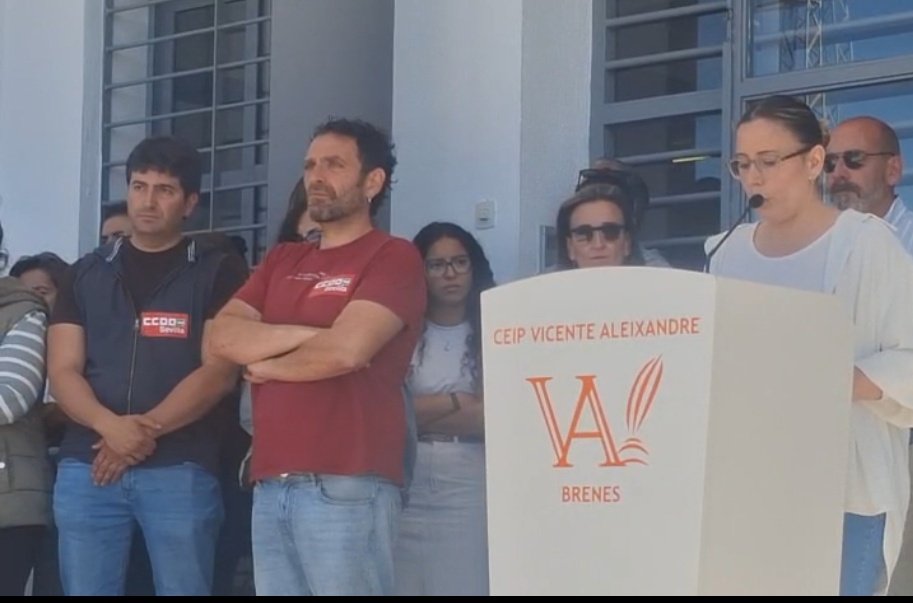 Una maestra ha sido atacada con un bate de béisbol en Brenes. A la agresora, con antecedentes de conflictividad en el centro, ni siquiera la frenó el que la docente estuviese con su hija pequeña en ese momento. Hoy nos hemos concentrado junto a familias y claustro y nos vamos a
