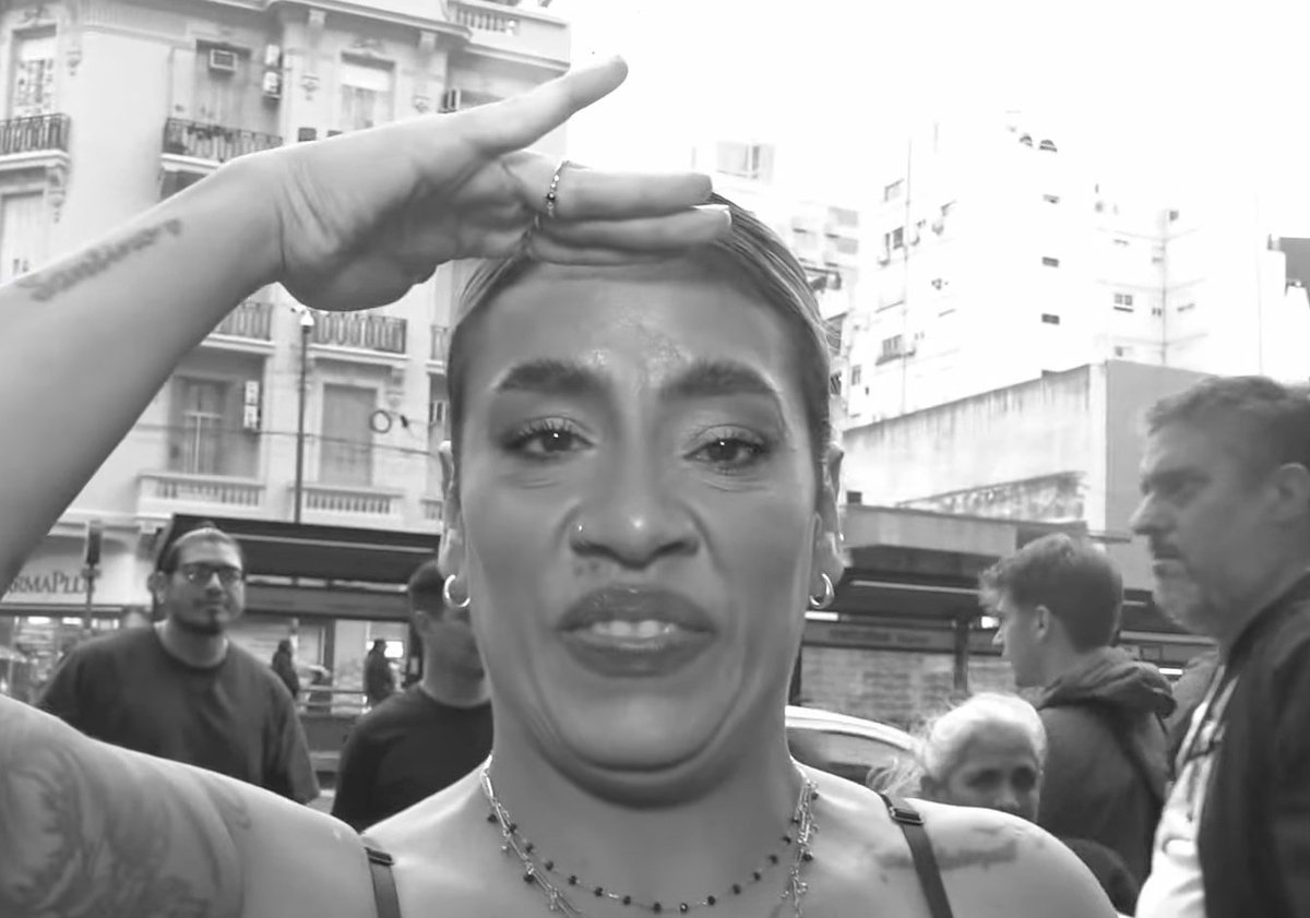 ChismesConUri tweet media