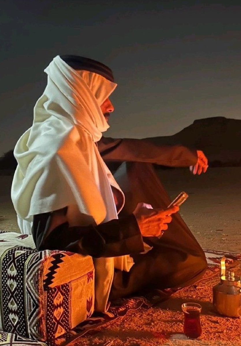 -

-

-في لحظة ما يزورك إنسان على هيئة
"اليقين الي يقطع الشك و الريّبة"
يزعزع سكونك الداخلي 
و يفز له كل ضلع في صدرك 
تشعر بانه يغلي بين عروق الدم 
و أن أقبل عليك ودّك تنطق بأعذّب ترحيب

ودّك تقول 🤎
"هلا يا أعز و أغلى كل من ودّا الزمان و جاب
هلابك في خفوقٍ فرّغ الخـلان مـن شانك"