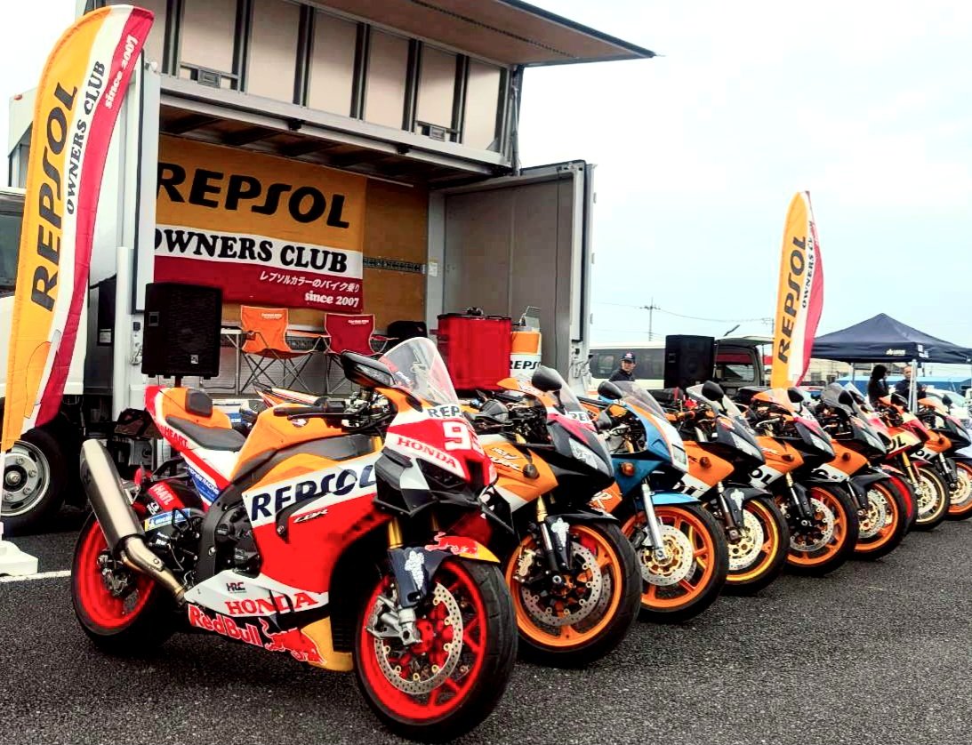 99rr_r45018's tweet image. オレンジオレンジオレンジ‼️
会場をオレンジ一色で染めよう‼️
事前参加登録して頂いた方限定で
なんと‼️な、な、なんと‼️
本イベント限定オリジナルキーホルダープレゼント‼️‼️
数に限りがあるので急いで事前登録を‼️
#CBR1000RRR 
#CBR
#セントリ
#レプソル
#REPSOL
#レプソルカラーのバイク乗り