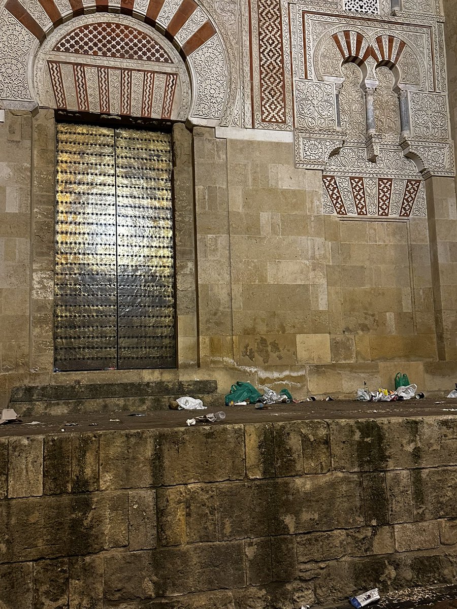 elnazarenus's tweet photo. Educado se viene de casa y yo jamás he tirado nada al suelo, en esa misma bolsa verde que hay en la foto cabe la basura de alrededor y se tira a la papelera.
#ssantacordoba26 https://t.co/PPFEgy6UDG