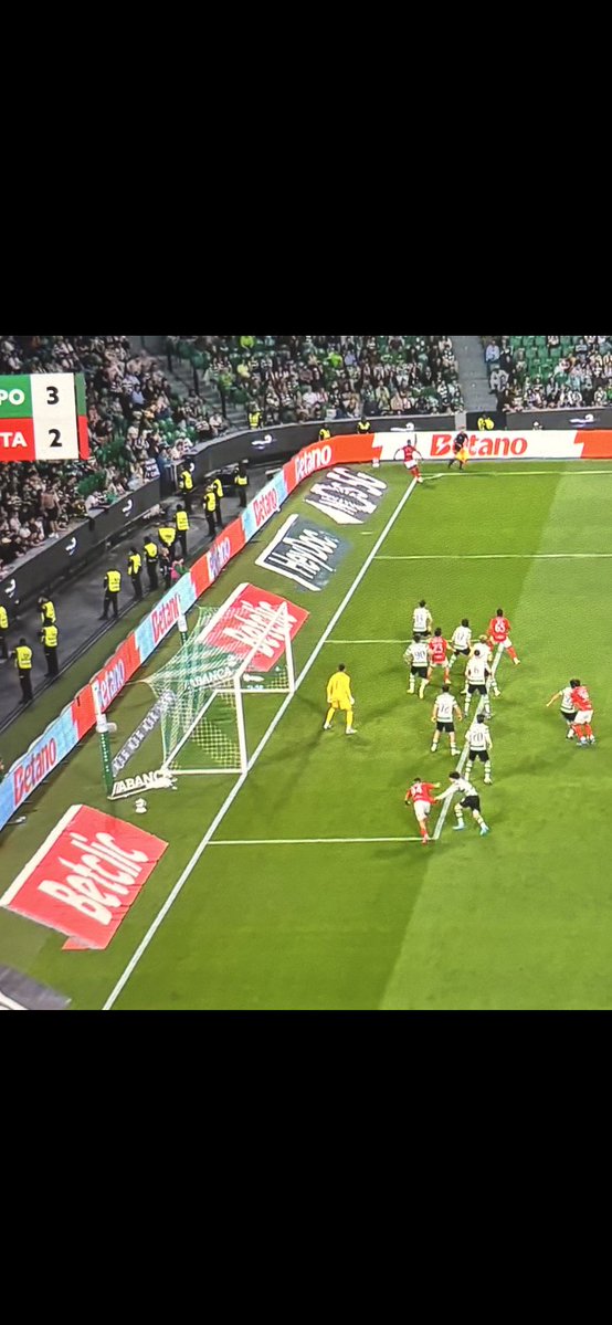 UnidospeloPorto's tweet image. Nem o benfica no tempo dos padres e das missas me lembro de um jogo assim.

0-2 roubado ao Santa Clara no lance do Mangas 

Penálti a favor do scp inexistente 

O 3-2 golo anulado ao Santa onde antes houve falta de 1 jogador do scp

Penálti a favor do Santa Clara não assinalado