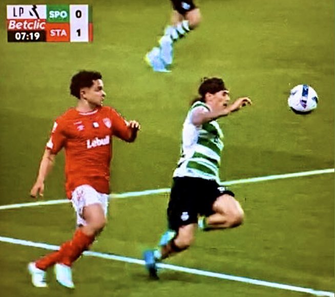 UnidospeloPorto's tweet image. Nem o benfica no tempo dos padres e das missas me lembro de um jogo assim.

0-2 roubado ao Santa Clara no lance do Mangas 

Penálti a favor do scp inexistente 

O 3-2 golo anulado ao Santa onde antes houve falta de 1 jogador do scp

Penálti a favor do Santa Clara não assinalado