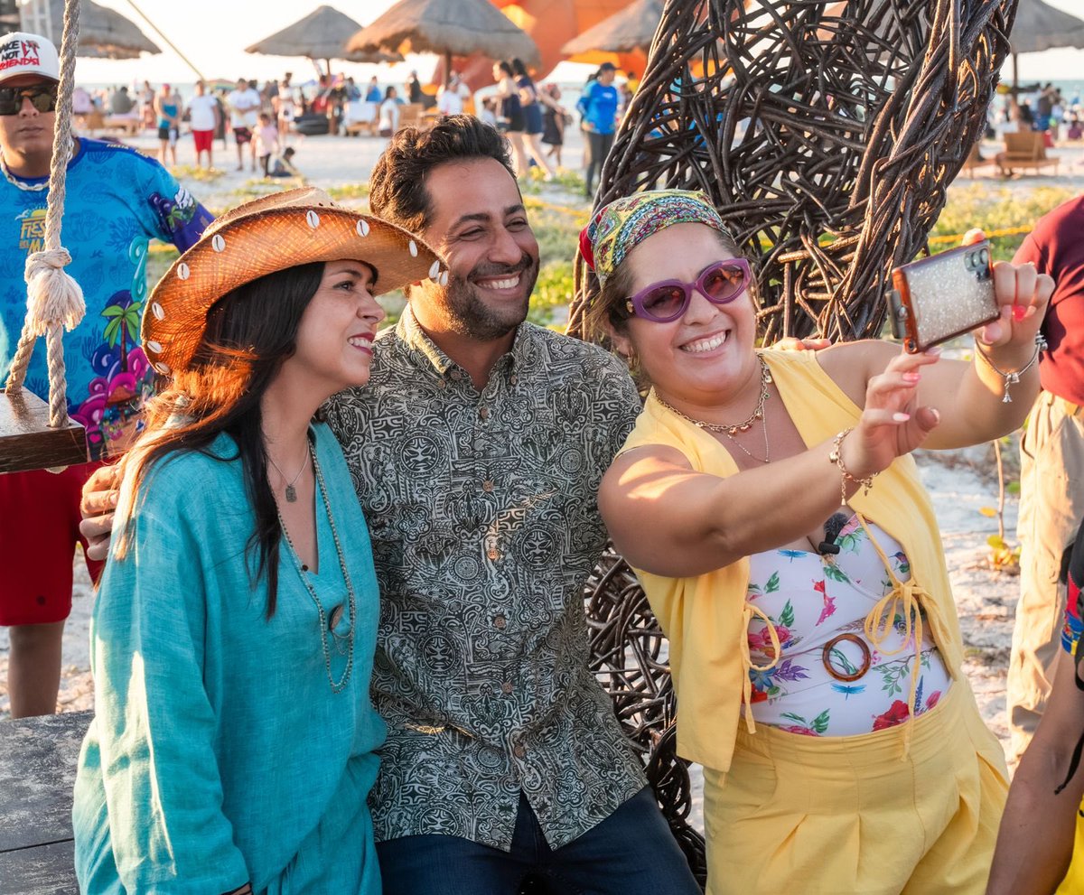 difcampeche's tweet photo. Acompañamos a nuestra Gobernadora, @LaydaSansores, a la Fiesta del Mar 2026, en Ciudad del Carmen, donde disfrutamos de los Papalotes Gigantes “Volarte” y el Museo de Arena.
También visitamos la Playa Inclusiva, donde familias y turistas convivieron y pasaron un gran momento. https://t.co/EXC3JnCIBa