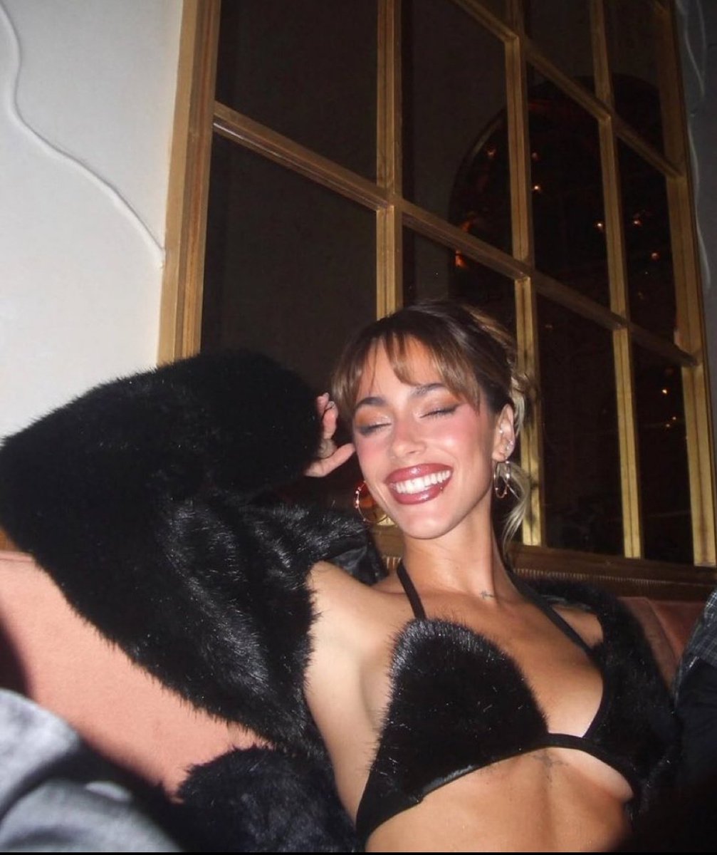 ana 🛸 tweet media