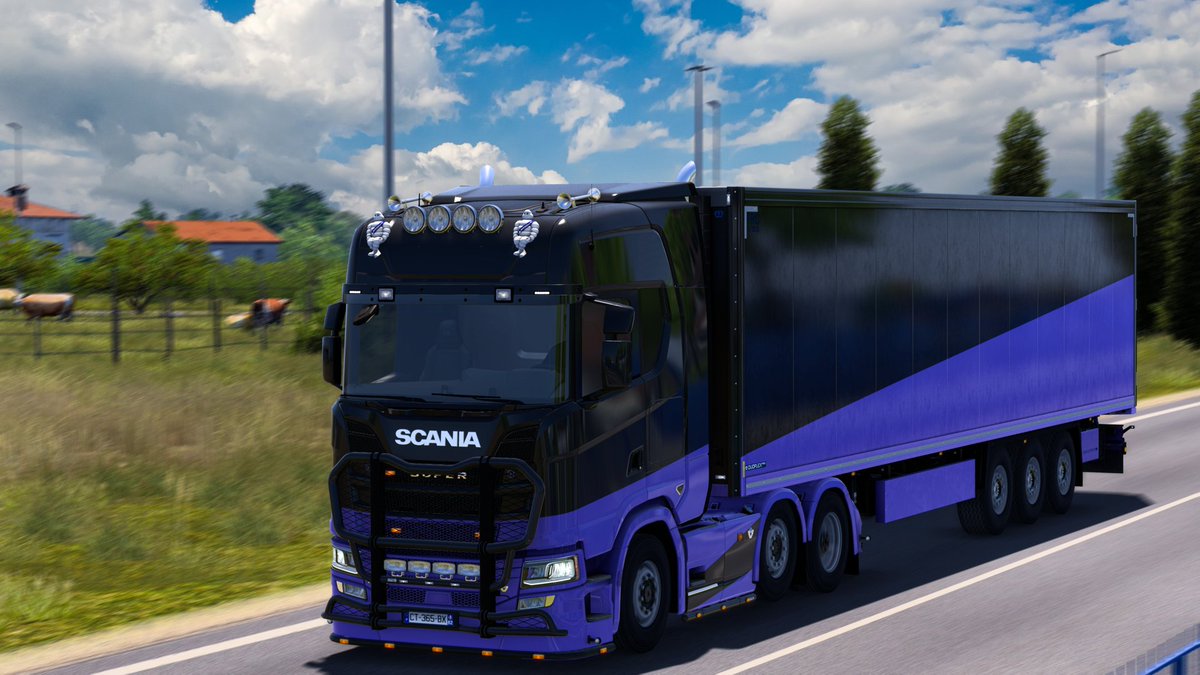 PrimeVTC's tweet photo. Here's one of our Media team members taking a quick picture of their truck before carrying on with their job.
Talking of pictures, don't forget that our picture of the month competition has started again - there's no theme too!
π·: Ariana
#PrimeLogistics #PrimeVTC https://t.co/pgTKzJwI8u