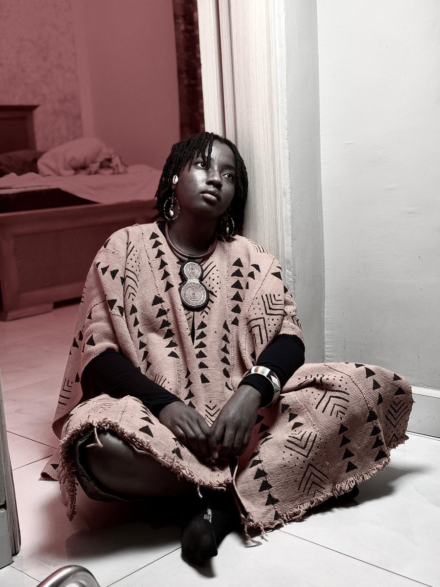 On accuse la mer.
Mais avant elle… qui pousse à partir ?
Qui fabrique le manque, le désespoir, ce choix entre rester ou survivre ?

La mer ne décide pas.
Elle reçoit. Elle renvoie.

Valise 1 : Allez Assume
YE_LEN: Que la lumière soit!
Ça tourne🎬

#ye_len #AllezAssume #blackdove