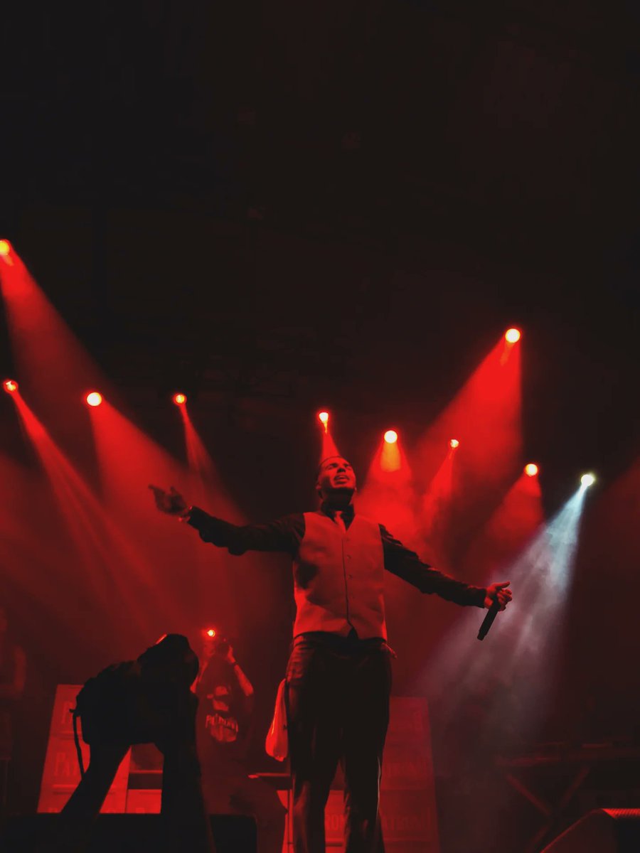 perphaise's tweet photo. show no circo ontem simplesmente SURREAL!!! 2Z prometeu nada e entregou tudo, te amo você e todos os convidados são fodas pra caralho 🤍 @2zdinizz https://t.co/jn3Fffmy3h