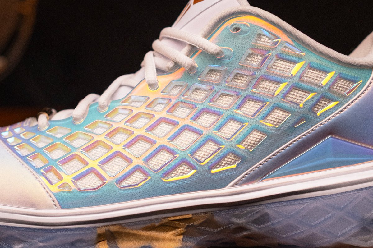 houseofheat's tweet photo. OFFICIAL LOOK 🤯💎

Nike Kobe 3 Low Protro "Droppin' Gems" PE https://t.co/bCgtkt0j3H