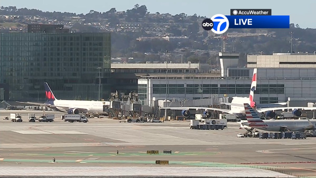 SandhyaABC7's tweet image. If you're seeing smoke near SFO, it's a cargo pallet fire that broke out.  Crews are trying to contain it.  #SanFrancisco #BayArea