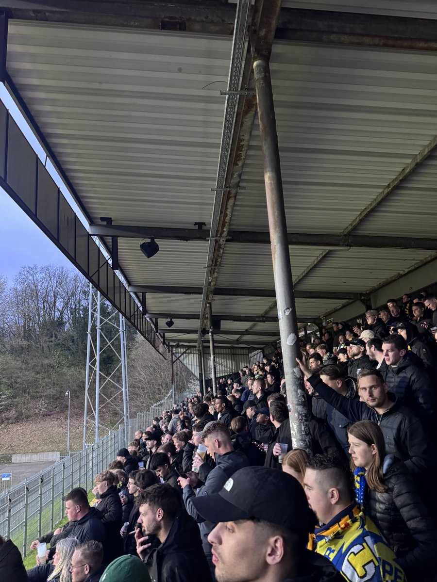 Voor het eerst in De Koel zonder de hoge hekken bij het uitvak. Wat een verschil! 🤩 Blijft een mooi stukje voetbalcultuur in Venlo. <a href="/VVVVenlo/">VVV-Venlo</a> bedankt voor de goede ontvangst!! #cambuur #vvvcam
