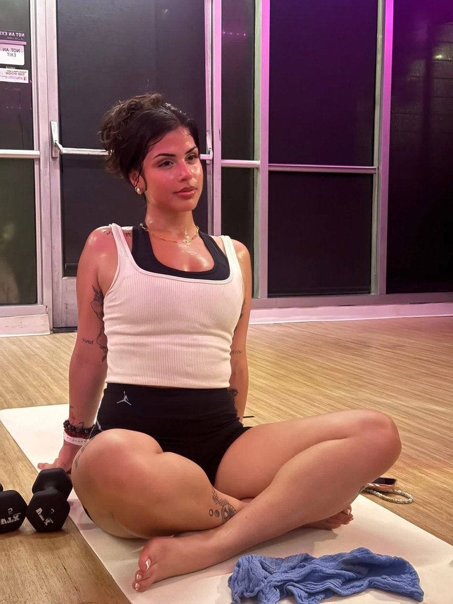 ashleyyette's tweet photo. Sweaty after yoga period 🧘‍♀️ 
Happy Friday break to everyone 
#nolimit #GoodFridayService #yoga https://t.co/t3FaVRAHXw
