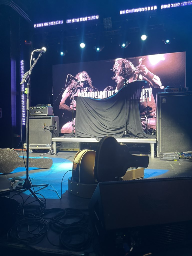 luvsongwriter's tweet photo. BARRICADEEEE https://t.co/VOOsvZNPQQ