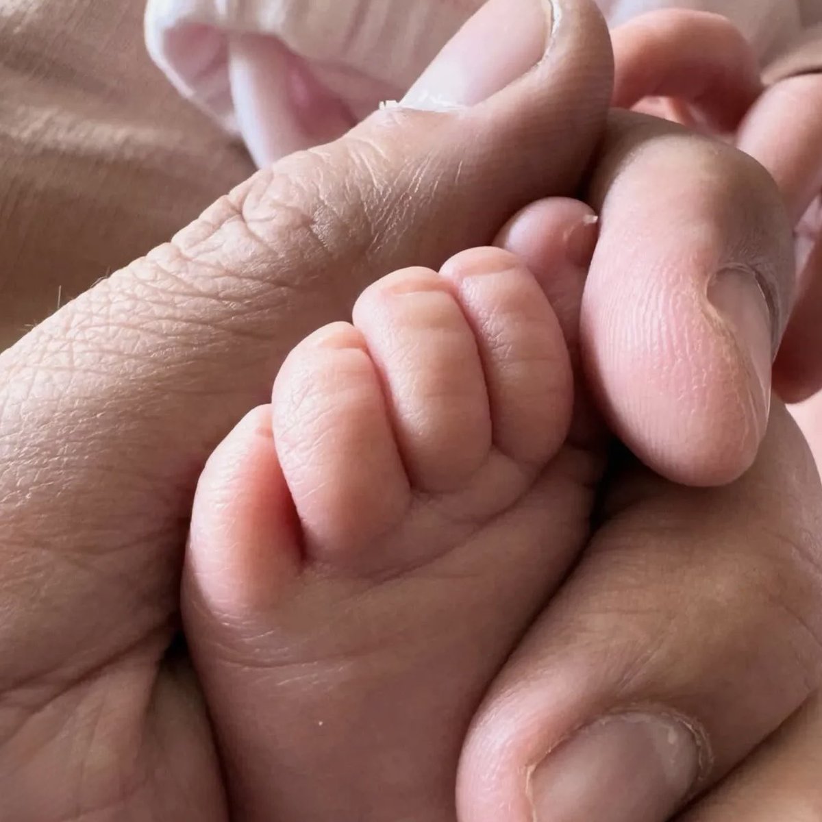 Me siento muy afortunado y bendecido con el regalo que me diste, nuestra pequeña Fernanda con nuestros pequeños Mateo y María Paula. ¡Amo a nuestra familia! ¡Te amo, mi amor! ❤️