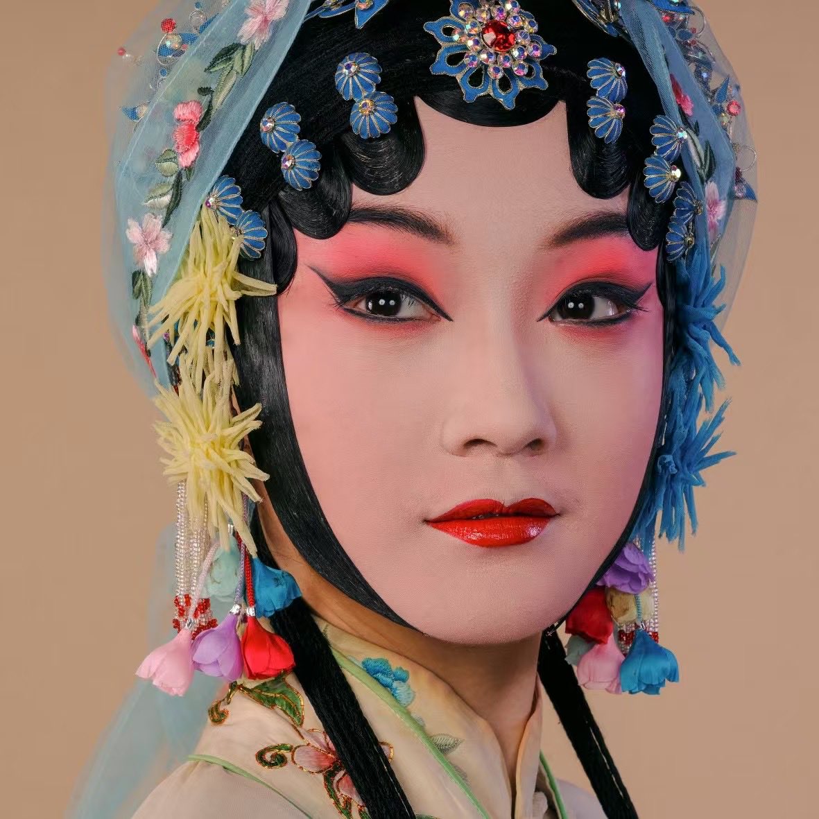 meikagallery's tweet image. Pang Xiaowei — Opera Series
Where color meets tradition in quiet elegance.
A still moment, as if the story is about to unfold.

How do you spend your weekends?
Do you enjoy opera?

#PangXiaowei
#Opera
#ColorPhotography
#ArtPhotography
#Portrait
#TraditionalArt