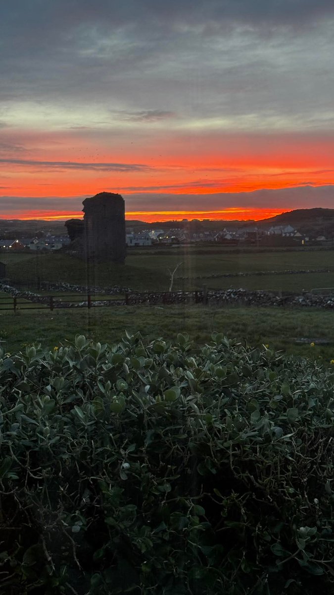 ThisIsIreland3's tweet image. What a gorgeous morning in Doolin 💚

A fiery red sky to kickstart the day 🔥

📍 Doolin, County Clare, Ireland 🇮🇪

📸 Daly's House B&amp;amp;B

#Clare #Ireland #Doolin #Sunrise #Redsky #Wildatlanticway