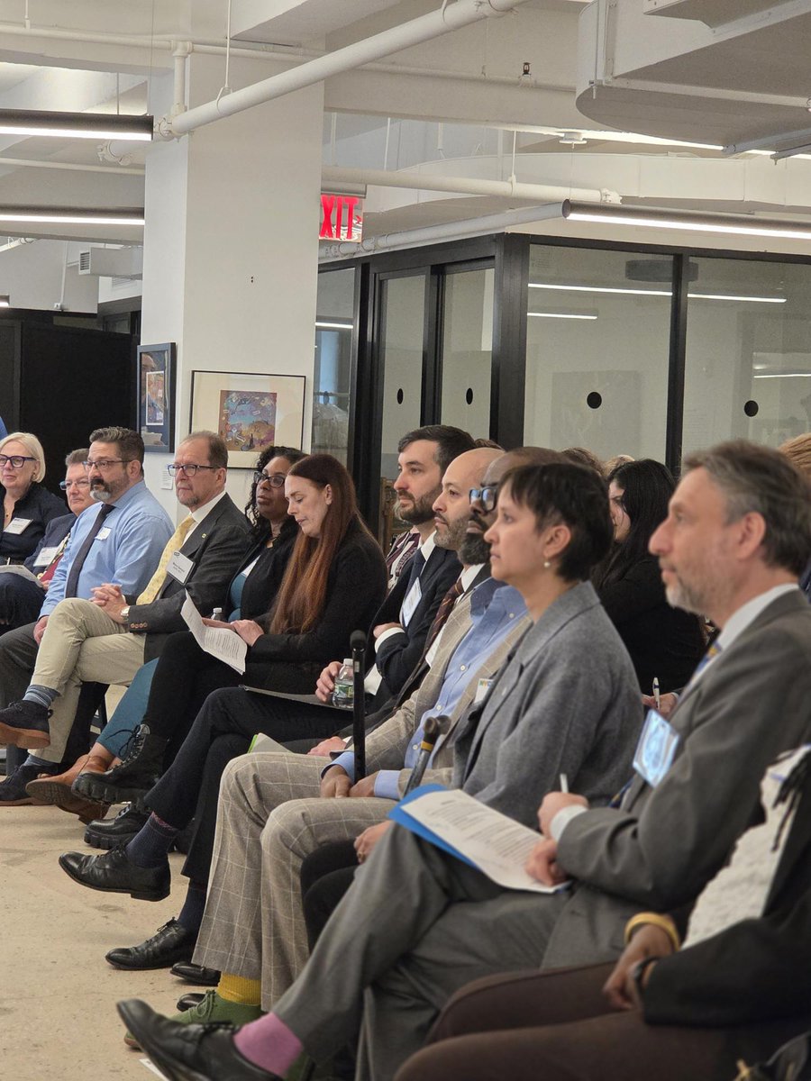 NYC_SBS's tweet photo. Happy Friday, NYC! This week SBS:
✅ joined the @ManhattanCofC for their business leadership council meeting
✅ observed the start of Autism Acceptance Month at @AHRCNYC
✅ partnered w/ @ChinatownBID to share info on the NYC Future Fund in Chinatown

1/2 https://t.co/cXU7tyZUIF