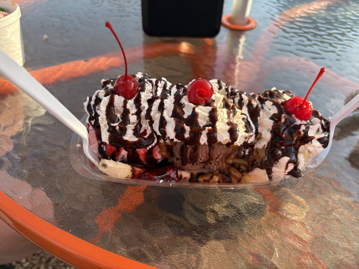 JessBeHappy24's tweet image. Yup I’m this extra!!! And I don’t share!! #readbetweenthelines #bananasplit 🍒🍌🍫🍦