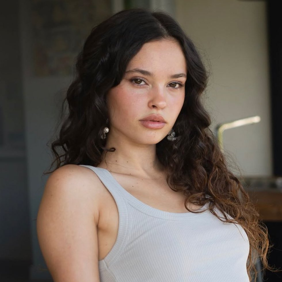 rosalreys's tweet photo. one shot #merka 

entre intercambios coquetos, espadas de filo y en busca de un escape a sus problemas, merlin y maika se dan cuenta que lo más peligroso no era el filo de la espada, sino la herida que estaban luchando por esquivar. 

[enemies to lovers] https://t.co/2YiflEmElB