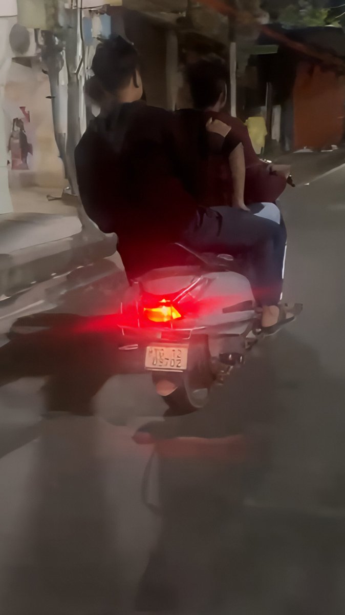 AmirTweetss's tweet photo. Late-night nuisance reported in the #SultanBazar – #KingKoti stretch of #Hyderabad, where youths were spotted triple riding on bikes, harassing pedestrians and even hitting passersby. #Residents are calling for strict #police action to control such reckless acts. https://t.co/19GKPO6tQP