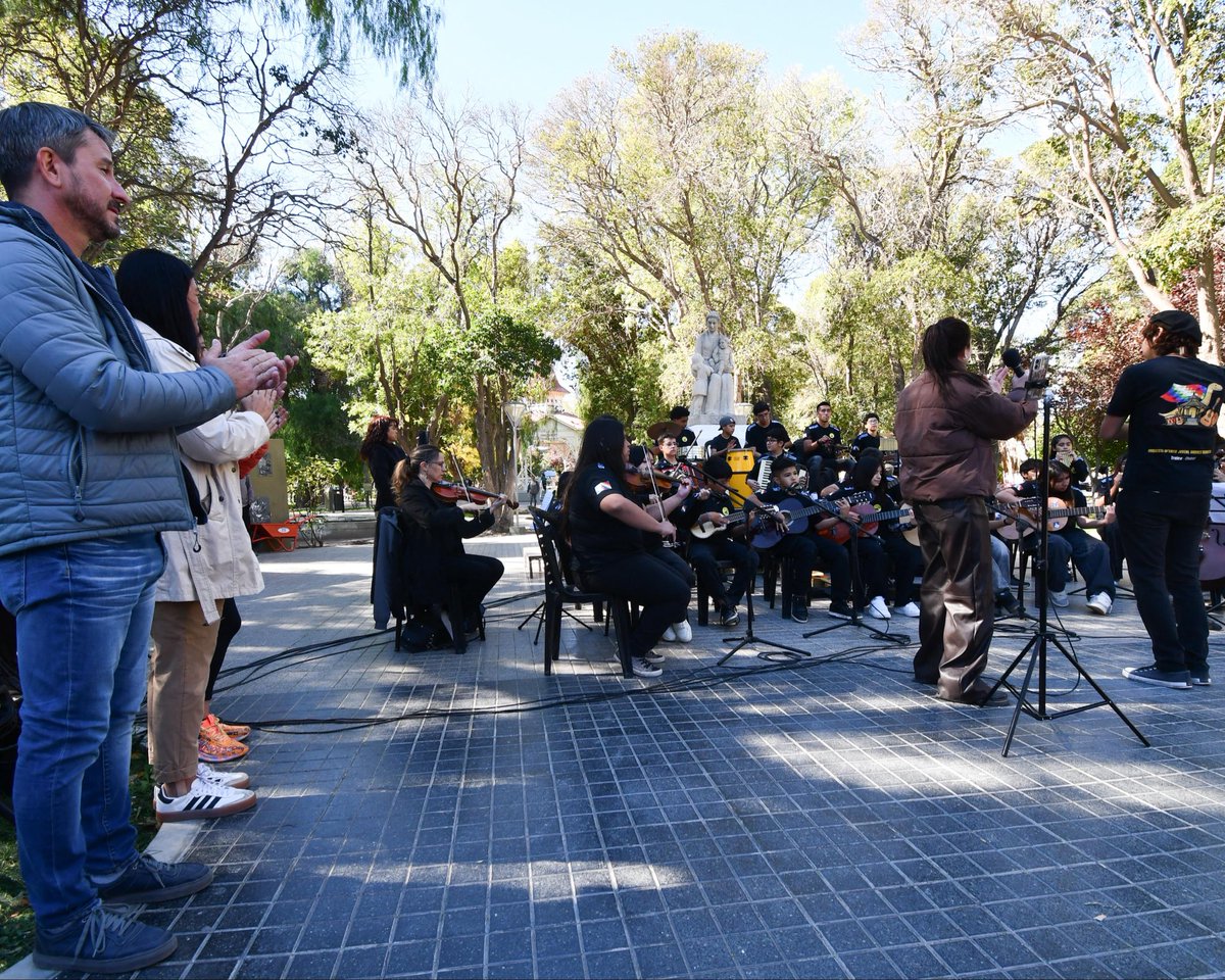 Acompañé la 8° edición de la Paella Solidaria en plaza Independencia, una propuesta que vuelve a demostrar algo que nos identifica: cuando hay una causa noble, la comunidad de Trelew siempre está presente 🤝

Bajo el lema “El sabor que nos une”, más de 900 porciones se