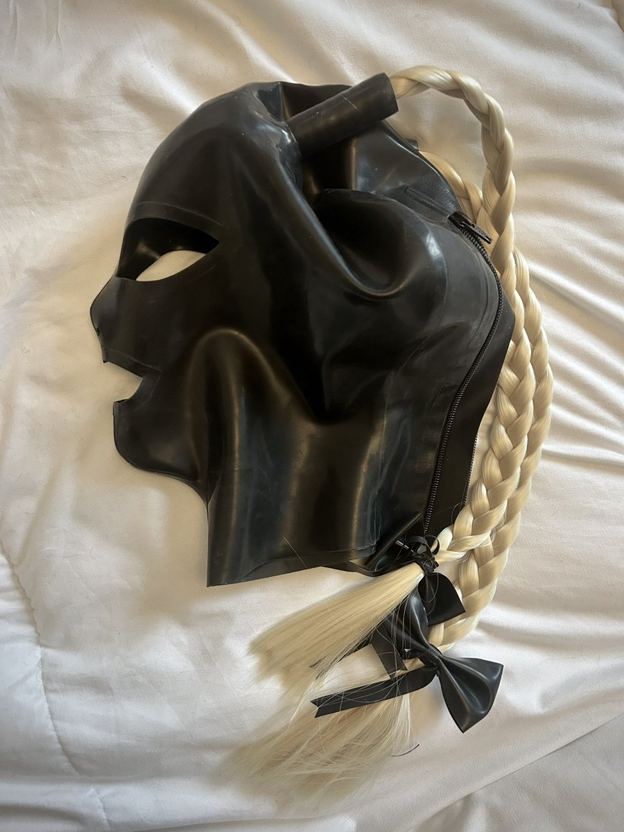 My face smells so strongly of latex after wearing my cute little princess hood all afternoon, really hoping my Dad doesn’t smell it on me because it stinks like weed so so bad 😂

(Also kinda hoping he doesn’t recognise the smell of latex though 🤣)