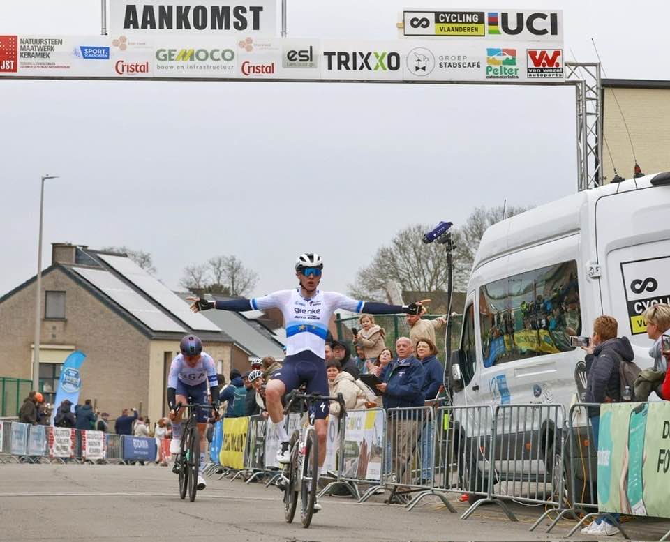 RBH_ProCyclingF's tweet image. #Juniors La magnifique victoire pour le Champion d'Europe Karl Herzog sur la première étape de @SterZuidLimburg ce soir ! 🥳

Notre jeune talent de grenke - Auto Eder a devancé au sprint son compagnon d'échappée et endosse le maillot de leader au classement général. 👏