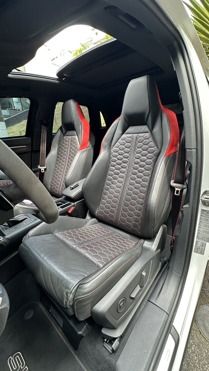 TheVaultCars's tweet photo. Um SUV que passou pelo tratamento RS!Audi RSQ3!

Um 2.5L TFSI 5cil. de 400cv, perfeito para enfrentar o uso diário sem abrir mão de esportividade!

Dados básicos:

Audi RSQ3
Ano: 2020/2021
KM: 29.800km

Caso tenha interesse, nos contate via DM ou no telefone (11)97417-9911. https://t.co/GciwEX8nw3